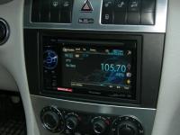 Фотография установки магнитолы Pioneer AVH-1400DVD в Mercedes C class