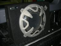 Установка сабвуфера Rockford Fosgate P3L-S10 в Land Rover Defender