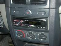 Фотография установки магнитолы Pioneer DEH-3400UB в Renault Clio