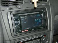 Фотография установки магнитолы Pioneer AVH-1400DVD в Volkswagen Golf