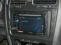 Фотография установки магнитолы Pioneer AVH-1400DVD в Volkswagen Golf