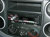 Фотография установки магнитолы Pioneer MVH-150UI в Peugeot Partner II