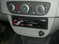 Фотография установки магнитолы Pioneer DEH-2400UB в Renault Fluence