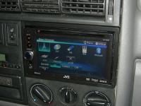 Фотография установки магнитолы JVC KW-AV60BTEE в Volkswagen Transporter