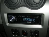 Фотография установки магнитолы Pioneer DEH-8400BT в Renault Logan