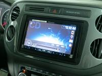 Фотография установки магнитолы Pioneer AVH-P8400BT в Volkswagen Tiguan