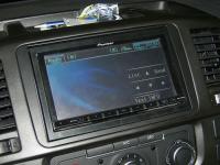 Фотография установки магнитолы Pioneer AVH-P4100DVD в Volkswagen Transporter T5