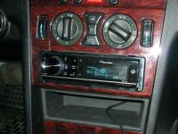 Фотография установки магнитолы Pioneer DEH-80PRS в Mercedes C class