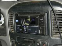 Фотография установки магнитолы JVC KW-R500 в Ford Escape