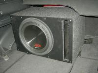 Установка сабвуфера Alpine SWR-12D4 vented box в Land Rover Freelander