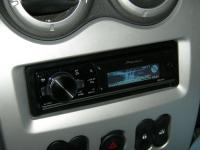 Фотография установки магнитолы Pioneer DEH-80PRS в Renault Logan