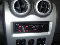 Фотография установки магнитолы Pioneer DEH-2300UB в Renault Logan