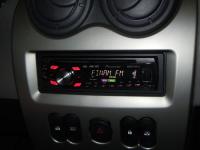 Фотография установки магнитолы Pioneer DEH-3300UB в Renault Sandero