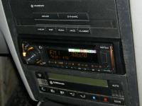 Фотография установки магнитолы Pioneer DEH-X3600UI в Volkswagen Golf