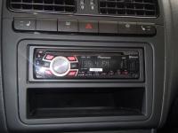 Фотография установки магнитолы Pioneer DEH-7300BT в Volkswagen Polo V