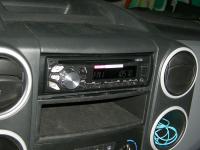 Фотография установки магнитолы Pioneer DEH-1600UBA в Peugeot Partner II