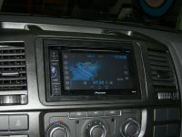 Фотография установки магнитолы Pioneer AVH-160DVD в Volkswagen Transporter T5