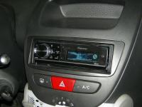 Фотография установки магнитолы Pioneer DEH-80PRS в Peugeot 107