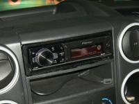 Фотография установки магнитолы Pioneer DEH-80PRS в Citroen Berlingo