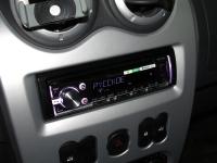 Фотография установки магнитолы Pioneer DEH-X5700BT в Renault Sandero