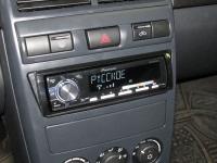 Фотография установки магнитолы Pioneer MVH-X460UI в Lada Priora 2