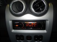 Фотография установки магнитолы Sony CDX-GT650UI в Renault Sandero