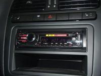 Фотография установки магнитолы Sony CDX-GT40U в Volkswagen Polo V