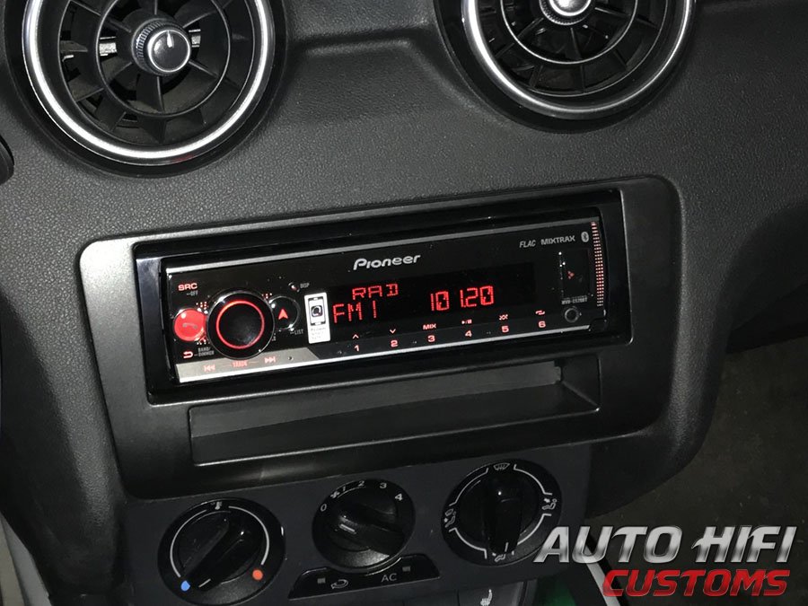 Установка автомагнитолы Pioneer MVH-S520BT в Audi A1