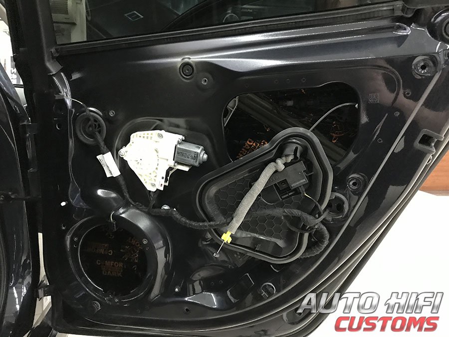 Установка шумоизоляции Comfort Mat Dark D2 в Audi A6 (C7)