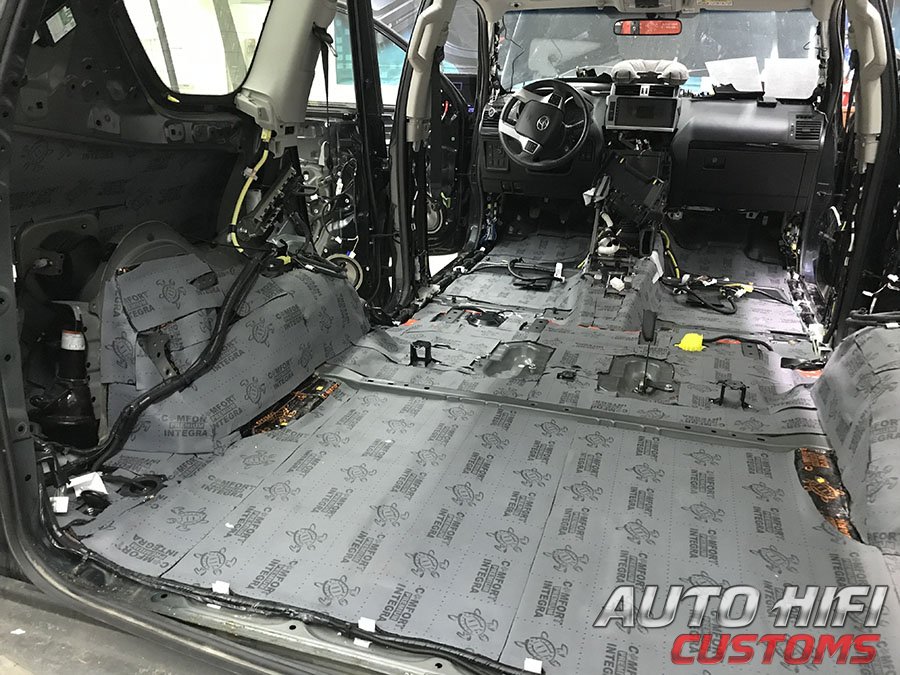 Установка шумоизоляции Comfort Mat Dark D3 в Toyota 