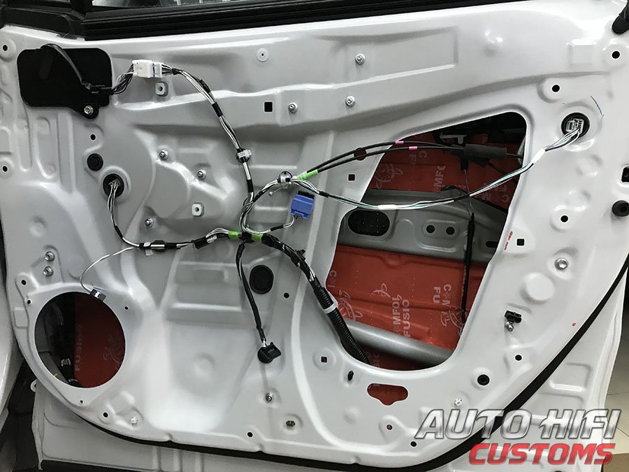 Установка шумоизоляции Comfort Mat Dark D2 в Toyota RAV4.5