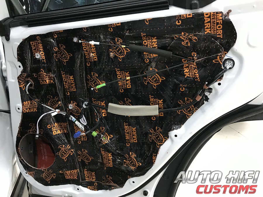 Установка шумоизоляции Comfort Mat Dark D2 в Toyota 