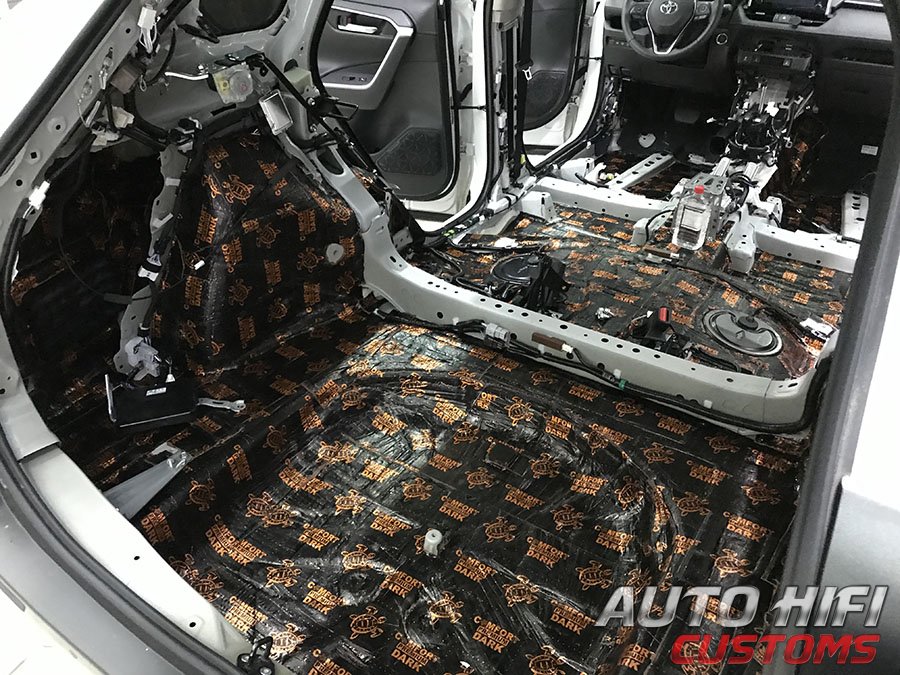 Установка шумоизоляции Comfort Mat Integra в Toyota 