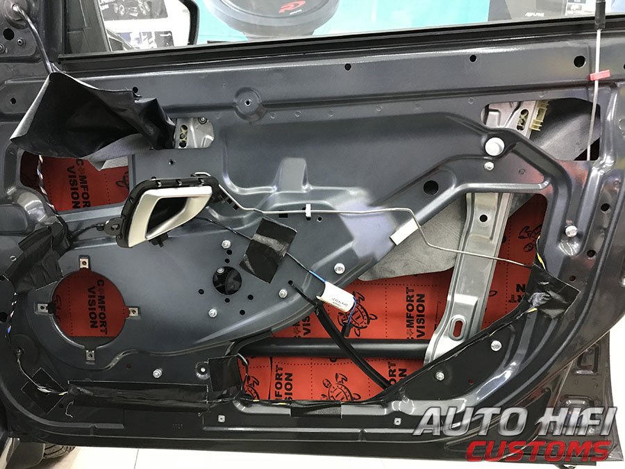 Установка шумоизоляции Comfort Mat Cobra в Lada Granta Sport