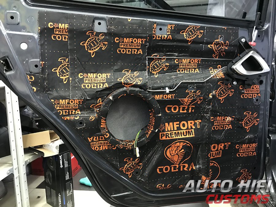 Установка шумоизоляции Comfort Mat Cobra в Lada 