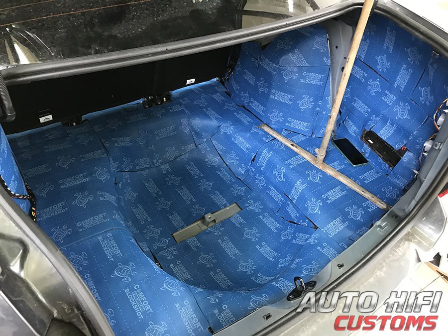 Установка шумоизоляции Comfort Mat Viper в Lada 