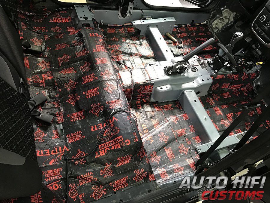 Установка шумоизоляции Comfort Mat Viper в Lada Granta Sport