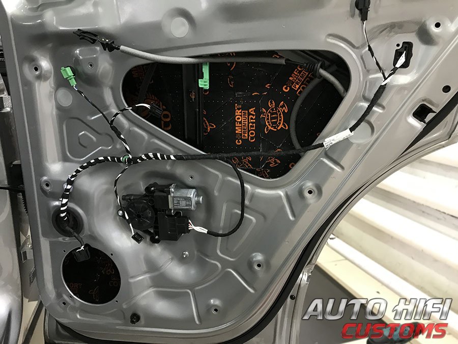 Установка шумоизоляции Comfort Mat Cobra в Volkswagen Tiguan II