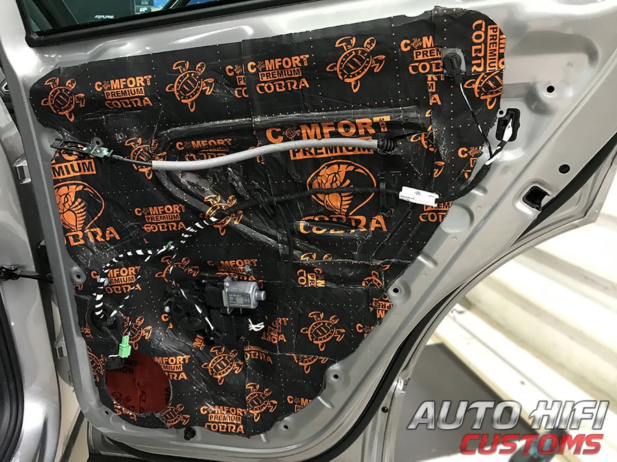 Установка шумоизоляции Comfort Mat Cobra в Volkswagen 