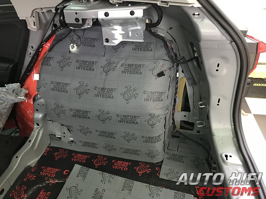 Установка шумоизоляции Comfort Mat Viper в Volkswagen 