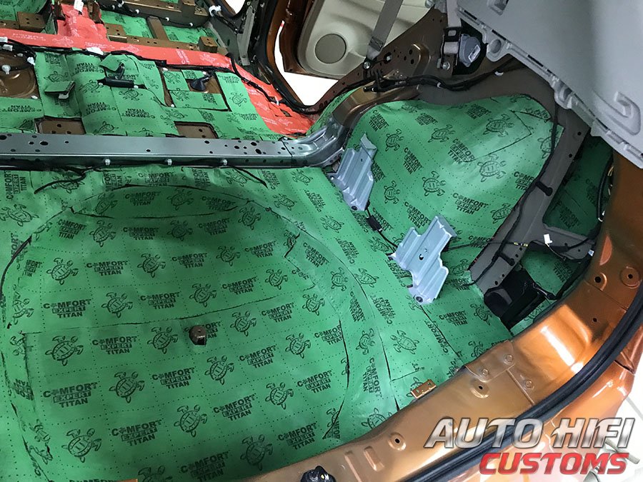 Установка шумоизоляции Comfort Mat Viper в Nissan 