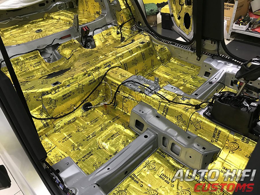 Установка шумоизоляции Comfort Mat Integra в Volkswagen 
