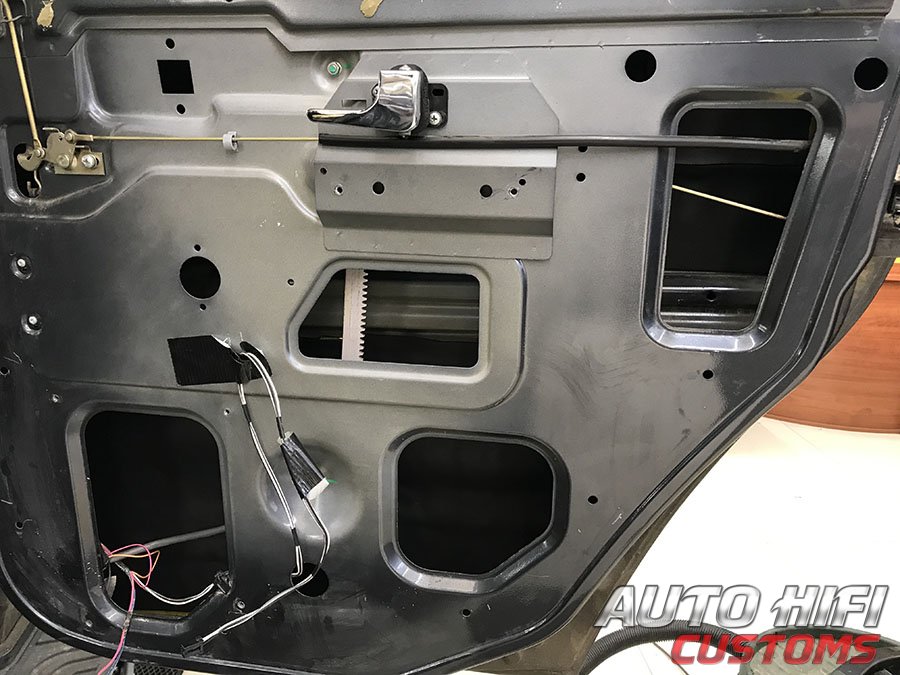 Установка шумоизоляции Comfort Mat Vespa в UAZ Patriot