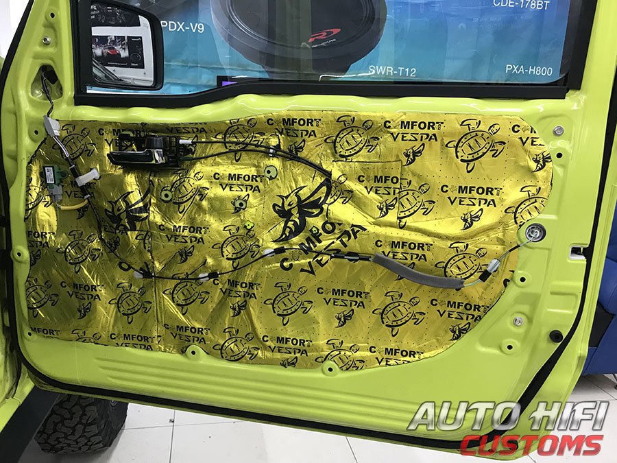 Установка шумоизоляции Comfort Mat Vespa в Suzuki Jimny IV