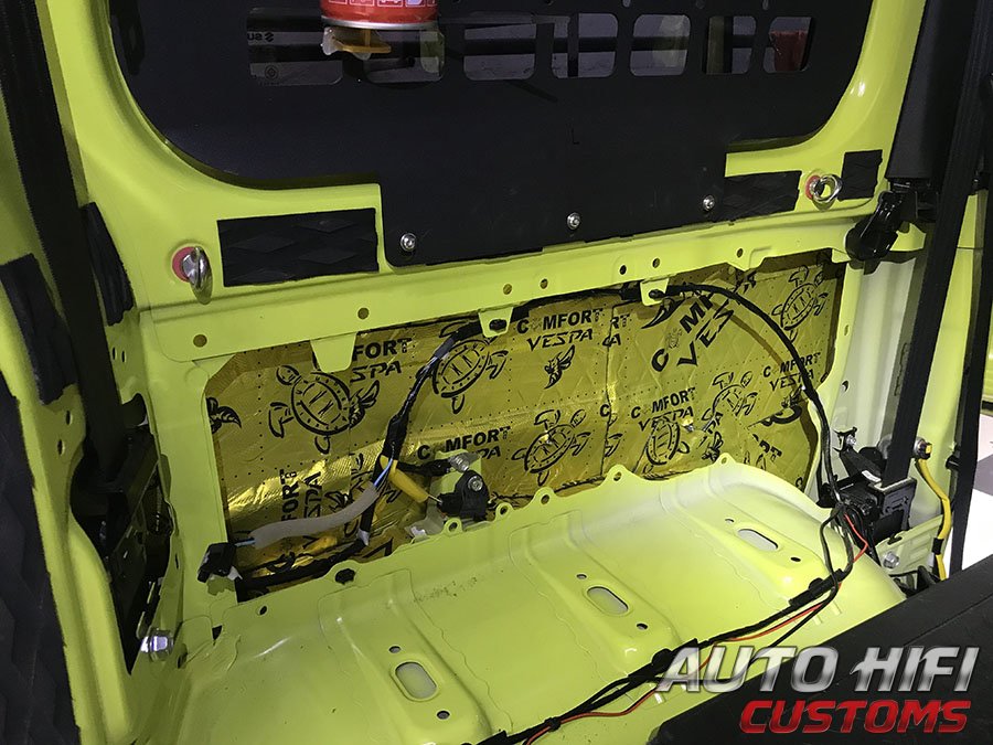 Установка шумоизоляции Comfort Mat Vespa в Suzuki Jimny IV
