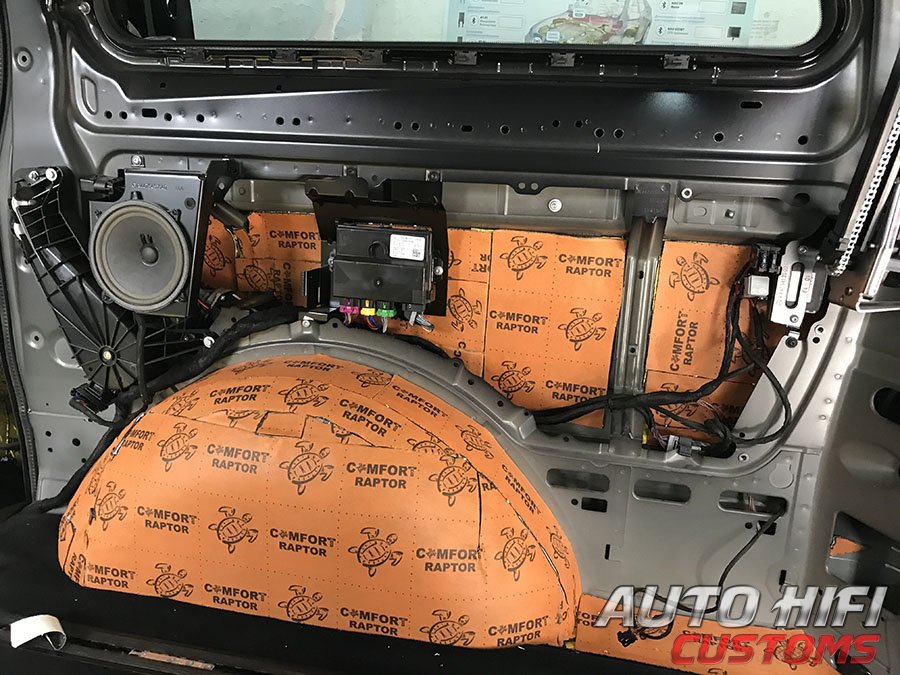 Установка шумоизоляции Comfort Mat Vespa в Mercedes 