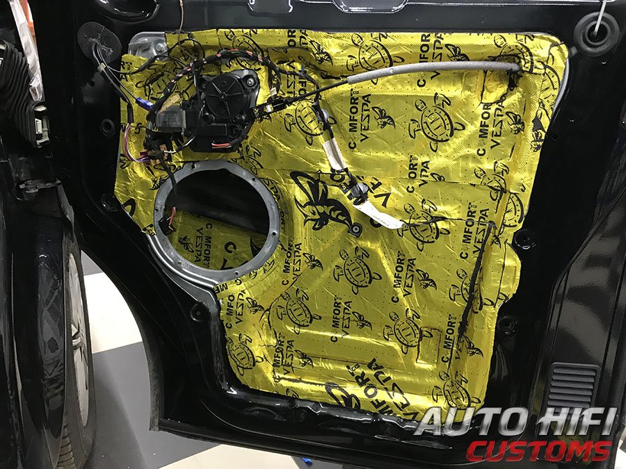 Установка шумоизоляции Comfort Mat Vespa в Volkswagen Multivan T6