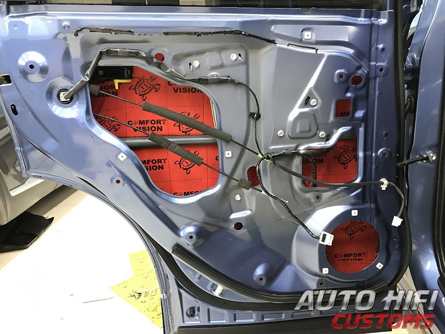 Установка шумоизоляции Comfort Mat Vespa в Subaru Forester (SJ)
