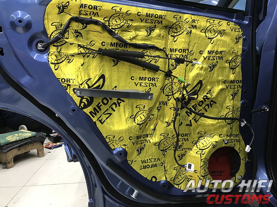 Установка шумоизоляции Comfort Mat Vespa в Subaru 