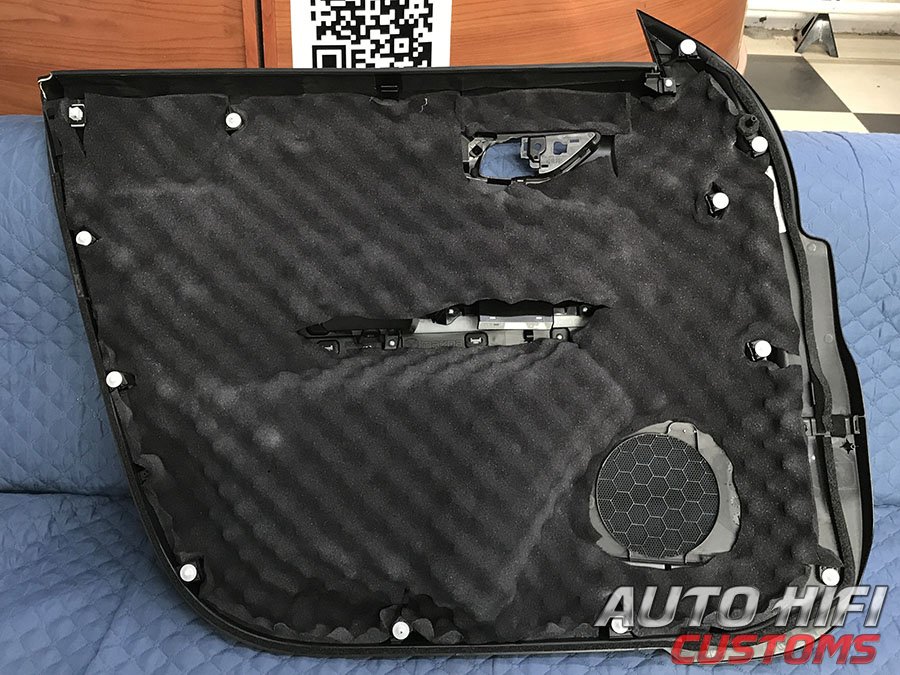 Установка шумоизоляции Comfort Mat Vespa в Mazda